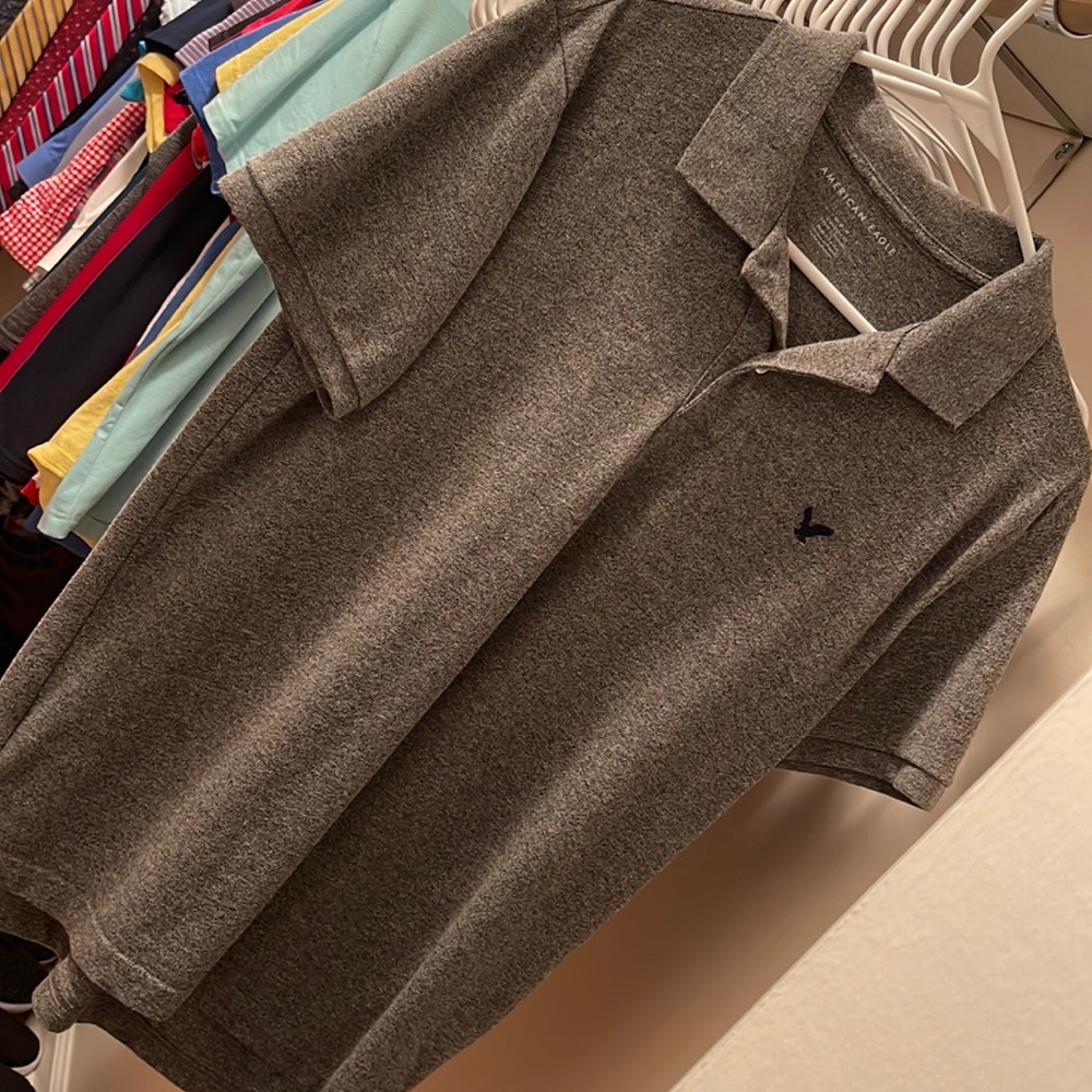 Very lightly worn am eagle polo shirt only worn about 2 times no stains lets go